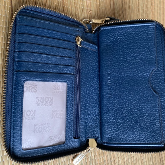 New Michael Kors leather wallet navy w/ gold hardware zip around closure - Picture 5 of 7
